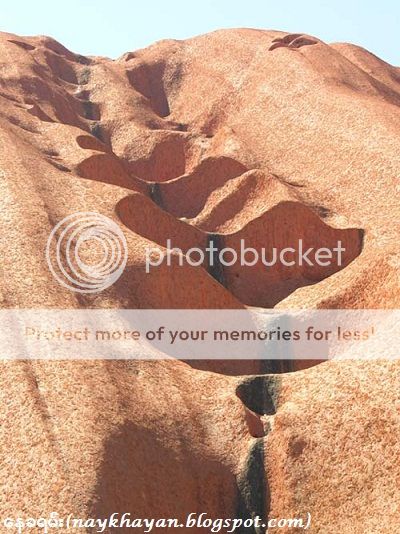 http://i1183.photobucket.com/albums/x474/konay1/general%203/UluruCloseUp.jpg