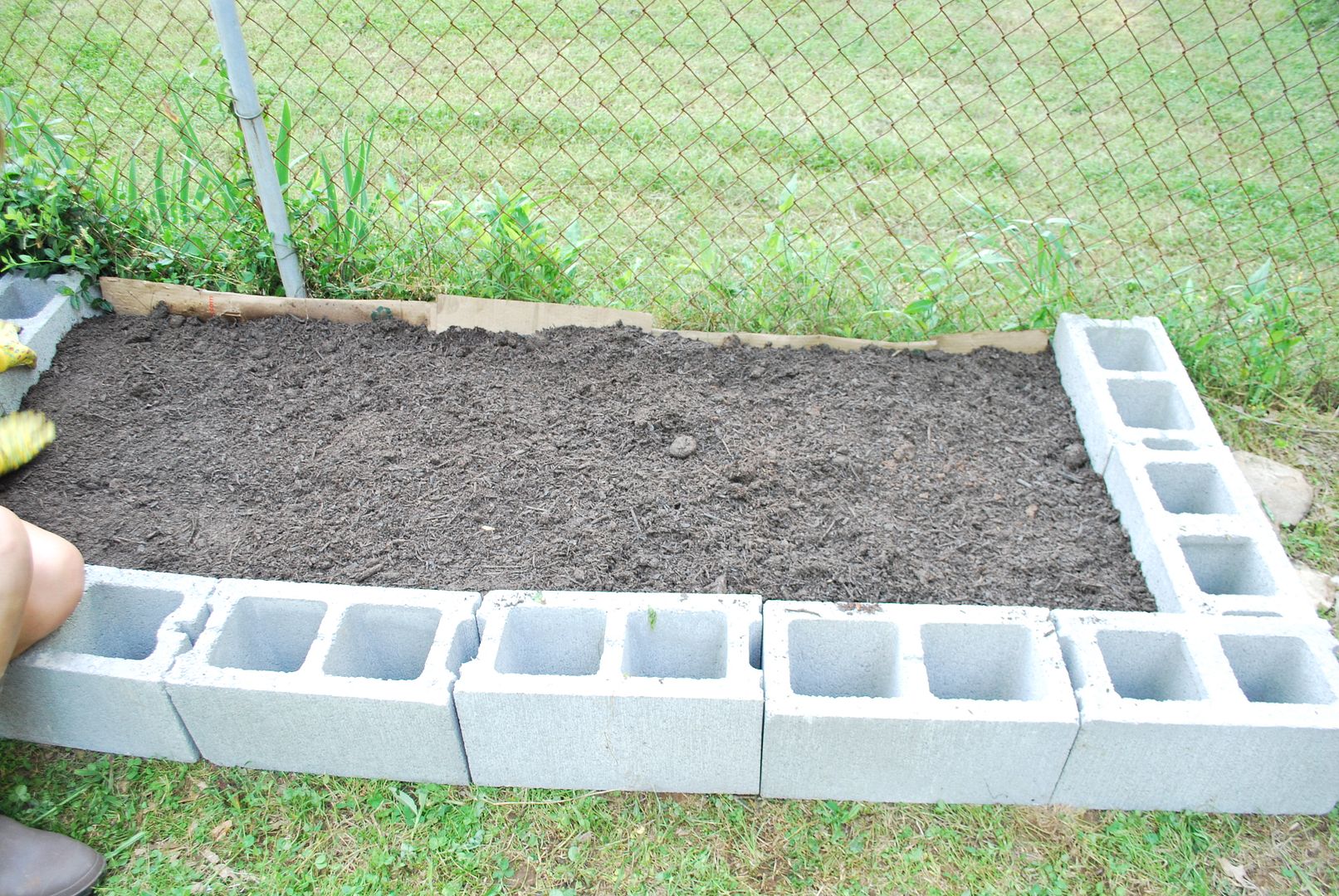 the DIY: CINDER BLOCK RAISED GARDEN BED